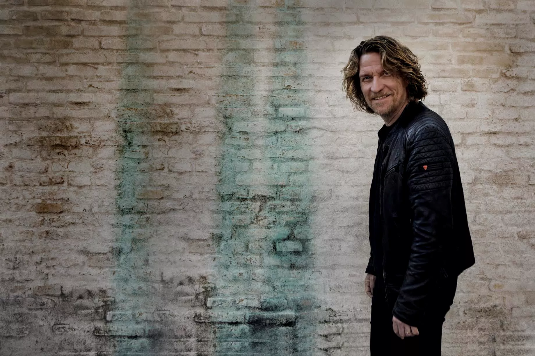 Søren Sko udgiver sange på dansk og drager på turné