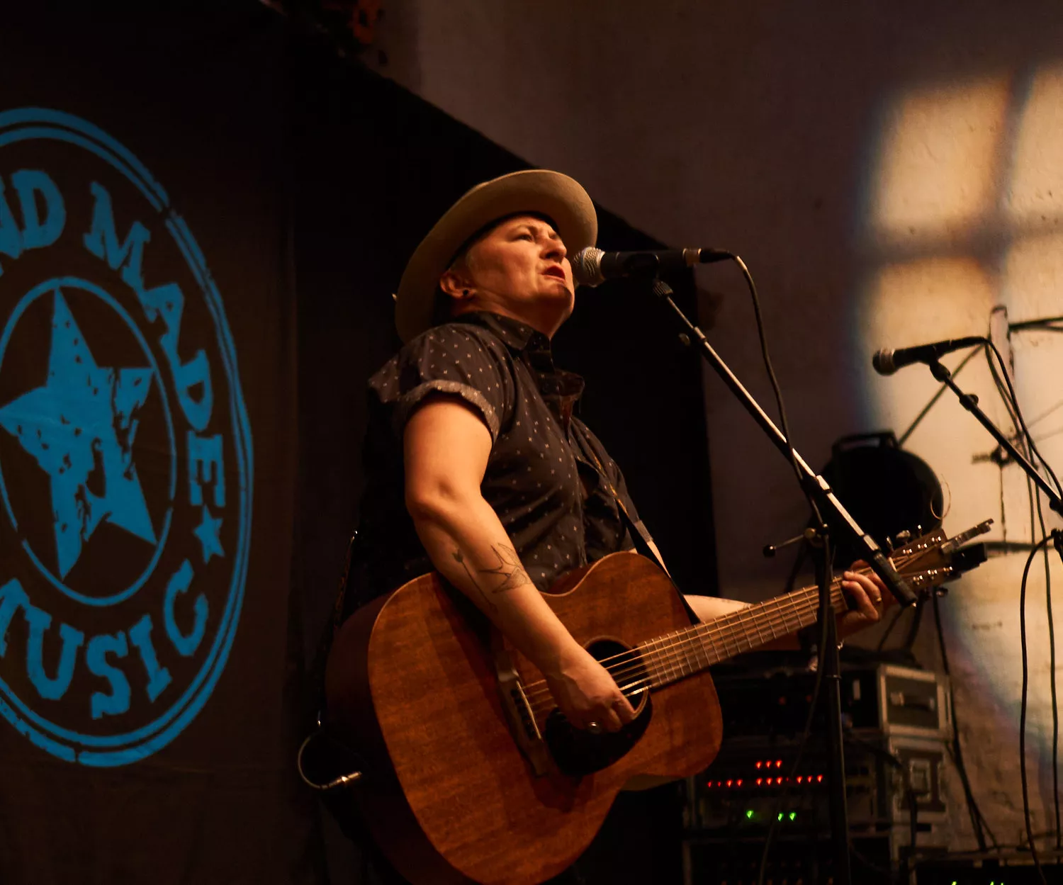 Den stærke sangskriver kom langt ud over scenekanten og gennem vinduerne