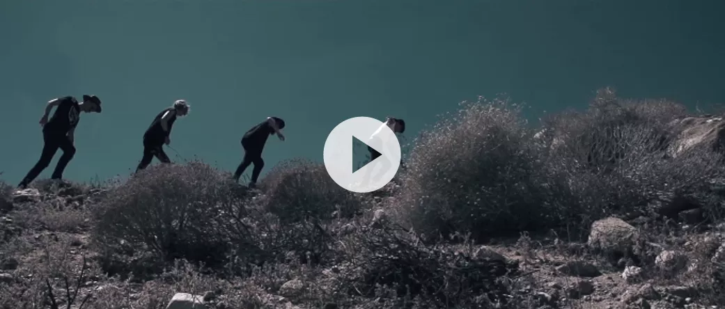 The Blue Van er på ørkenvandring ved L.A. i ny video