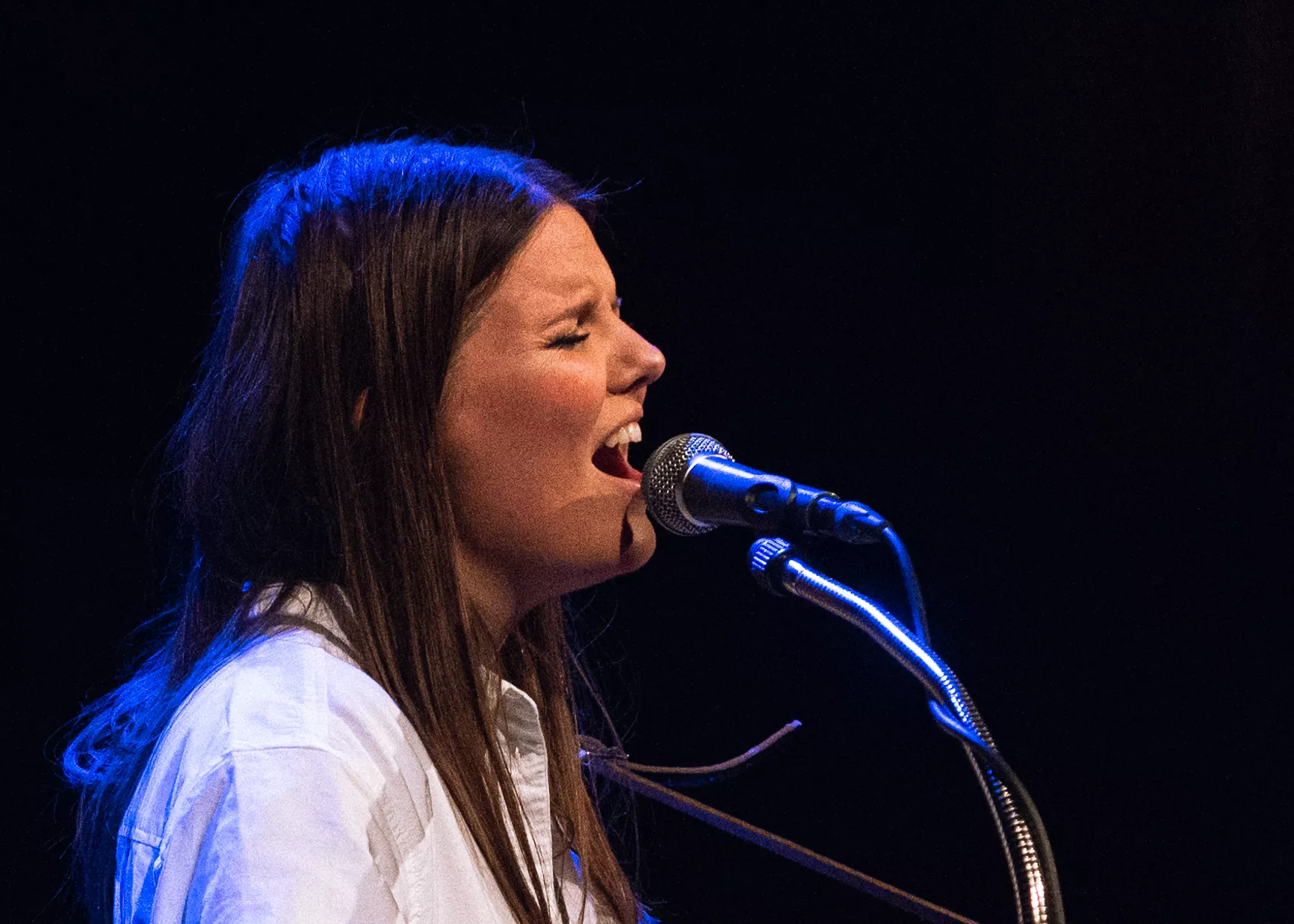 Dansk americana-talent med velsyngende band