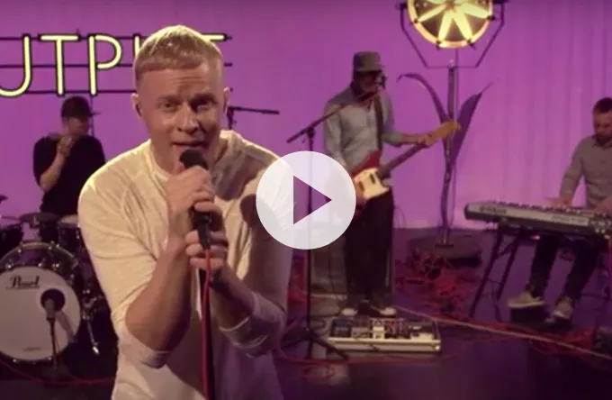 Se Xanders inderlige fortolkning af Johnny Deluxe