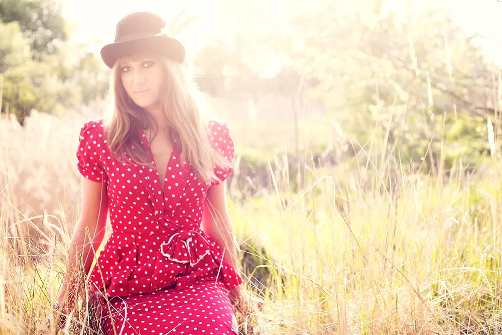 Naja Rosa indspiller på landevejen