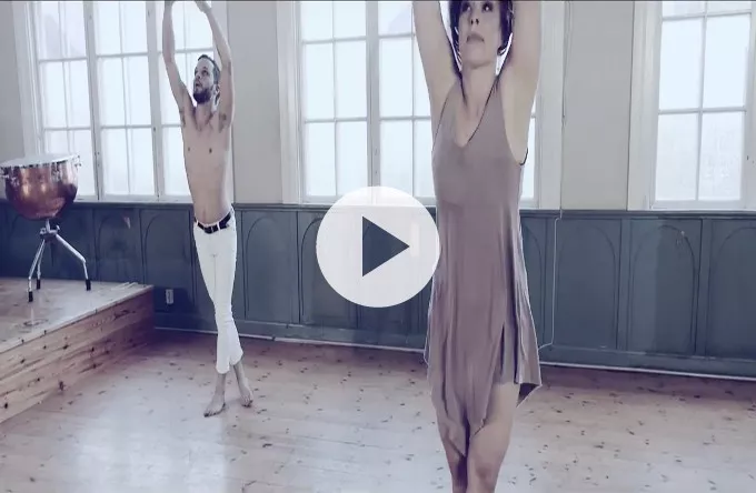 Video: The Tallest Man on Earth danser topløs