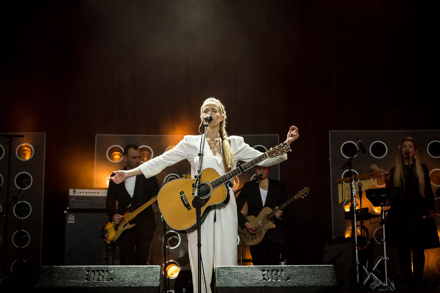 Hør Jonah Blacksmith anmelde Tina Dickow 