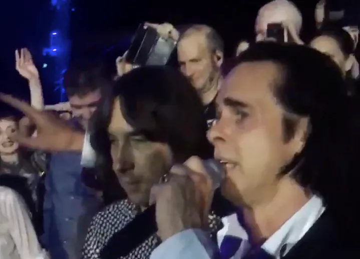 Se oväntad stjärnduett i publikhavet