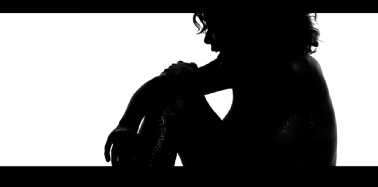 Musikvideo: Camille Jones sænker paraderne