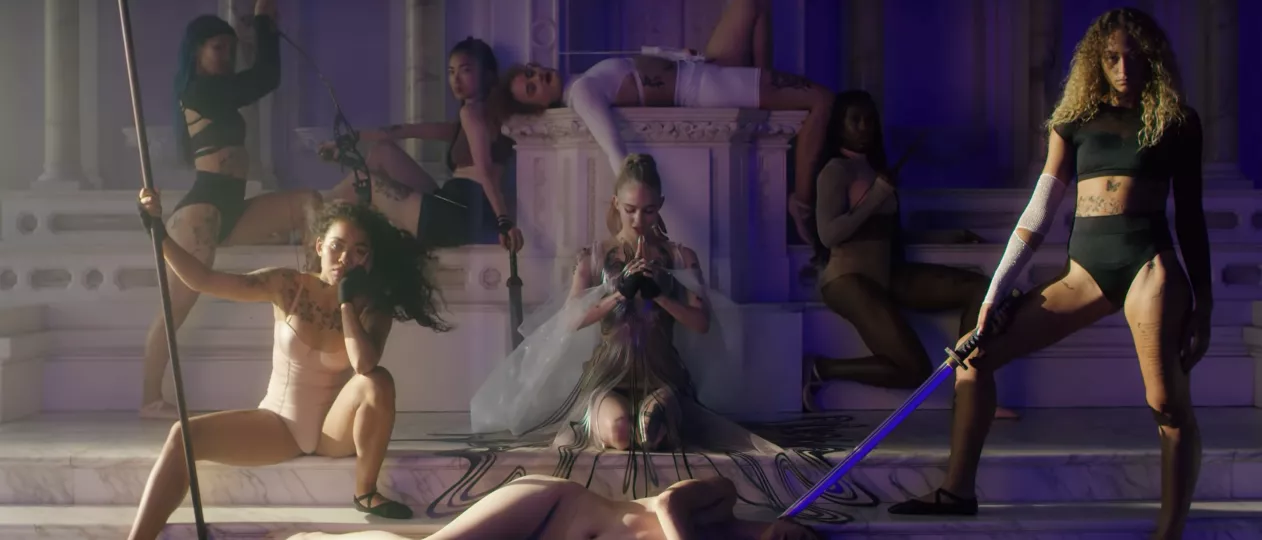 Grimes udgiver samuraisværds-svingende "Violence"-video