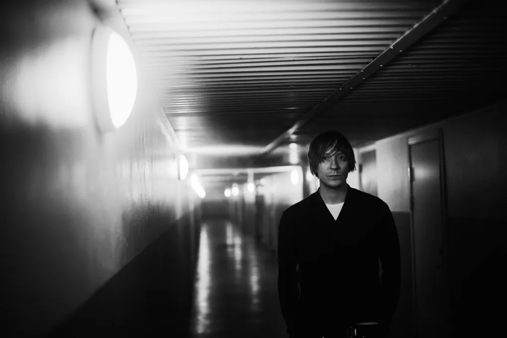 Svår ambient från abdikerad omslagspojke