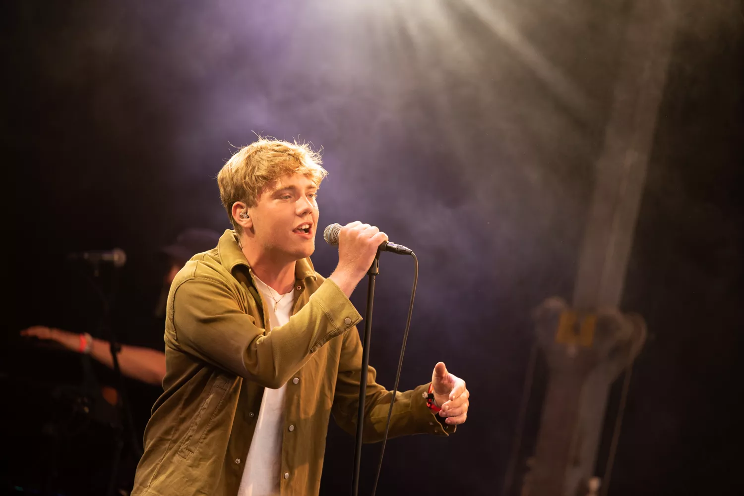 Den unge Anton Walter annoncerer ny musik samt miniturné