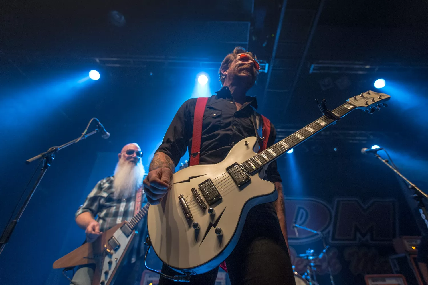 Livsbekræftende festfyrværkeri på morderisk baggrund