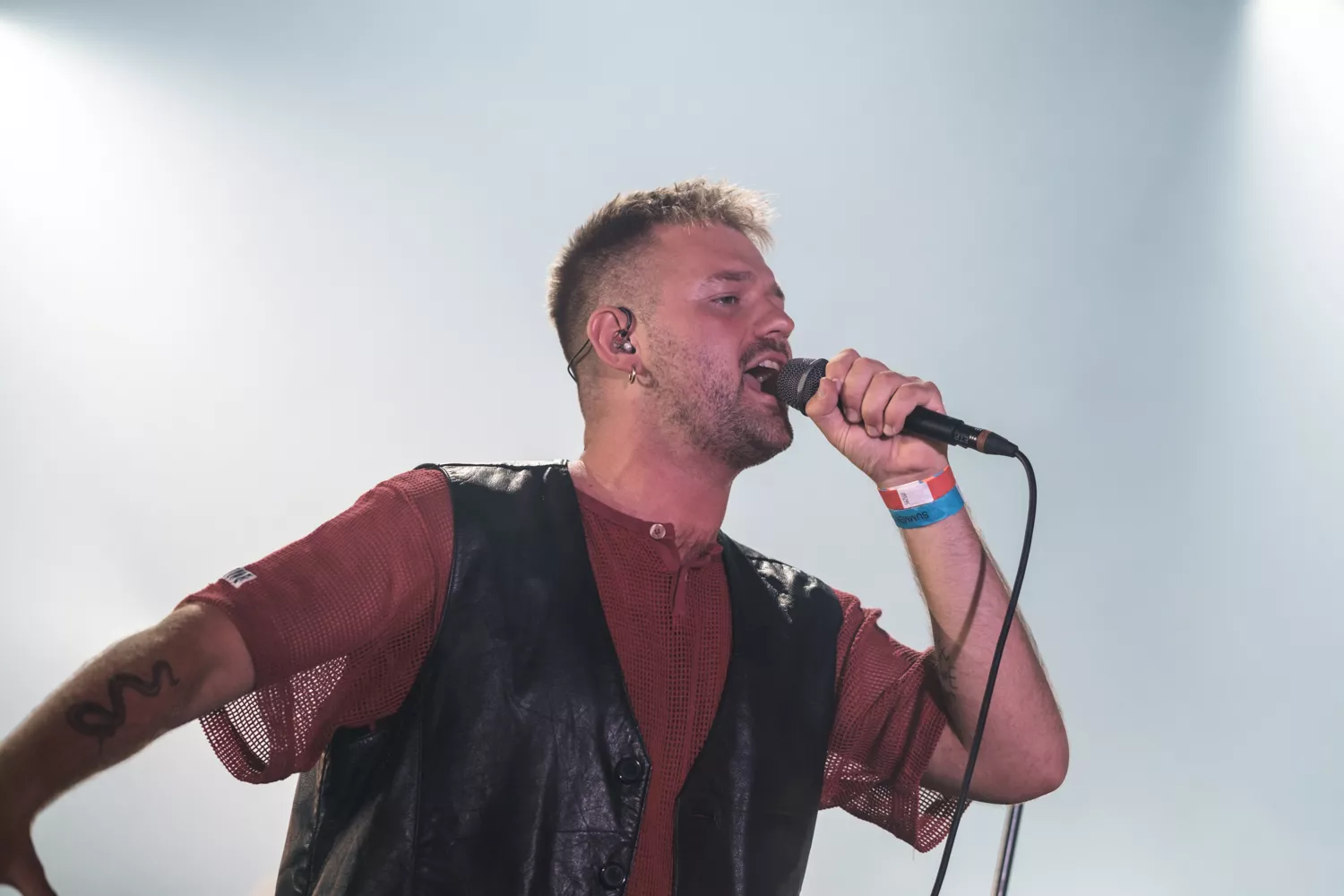 En langsom start kulminerede i moshpits og ølkor  