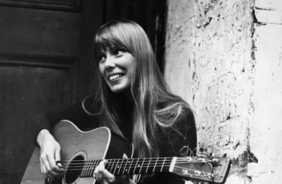 Se Joni Mitchell synge i offentligheden for første gang siden 2013