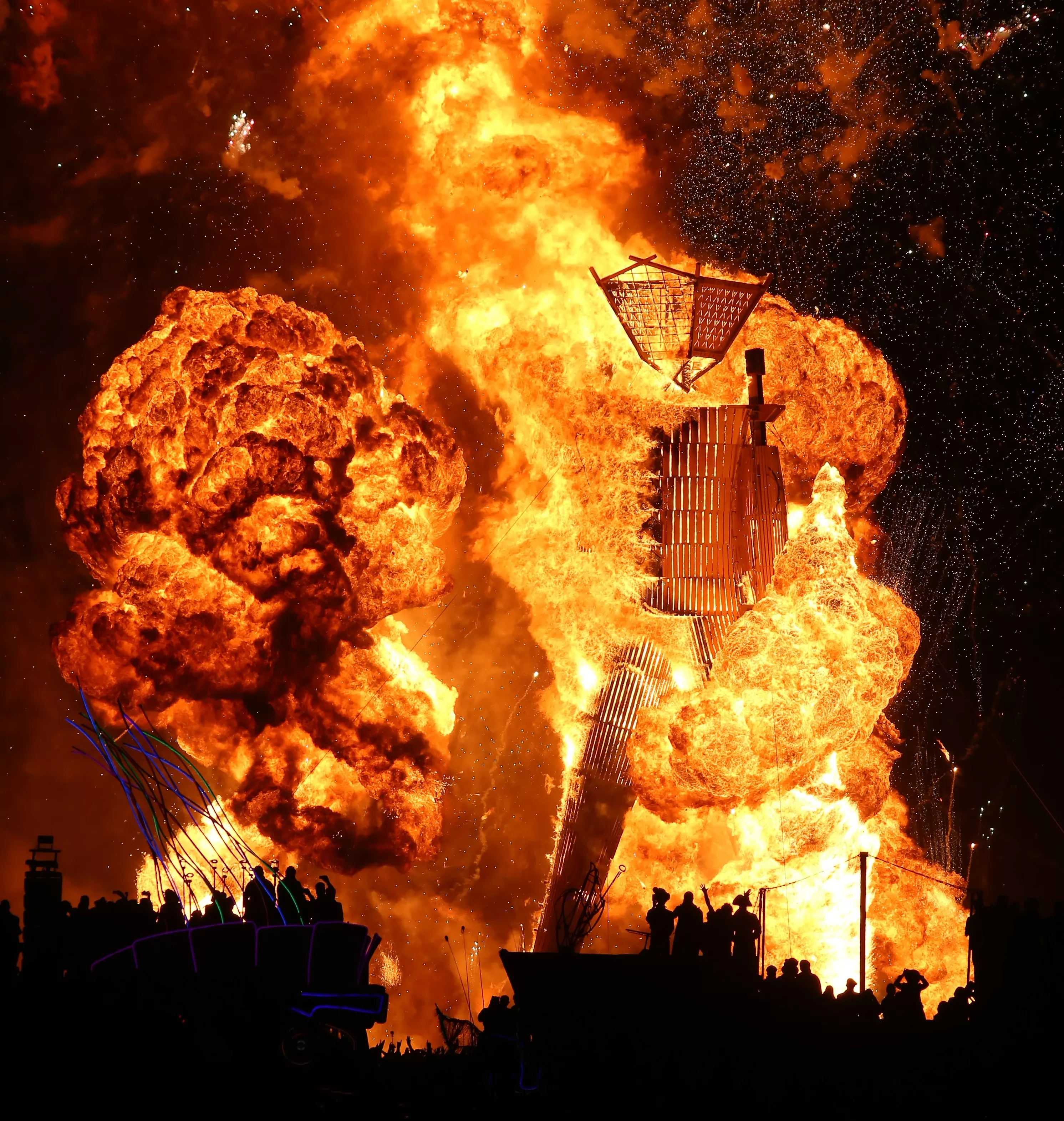 (Foto af den traditionsrige afbrænding af træfiguren The Man på Burning Man 2014)