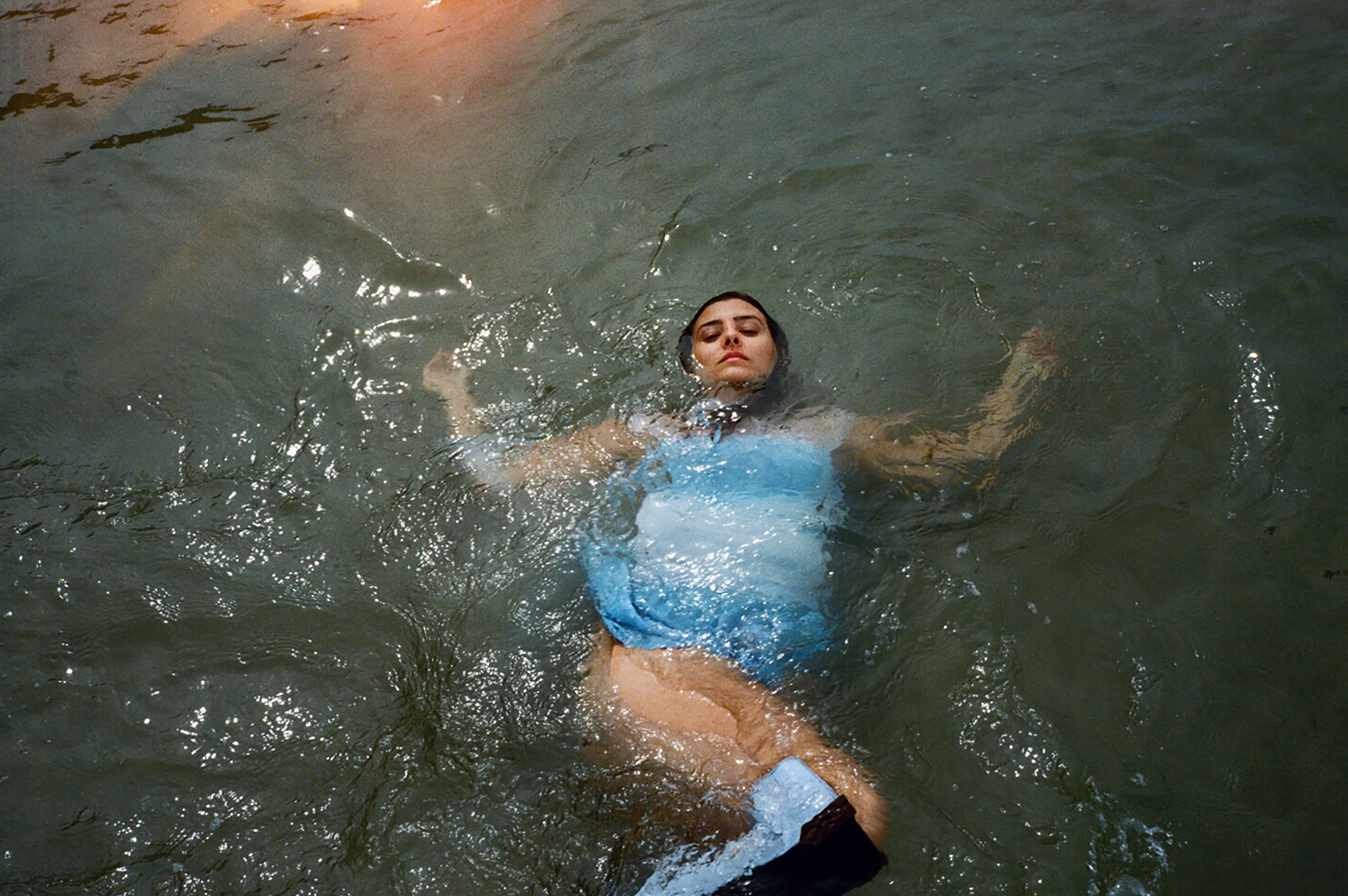 TRØSTE-SPOT: Spotlyset stiller skarpt med et grønnere skær