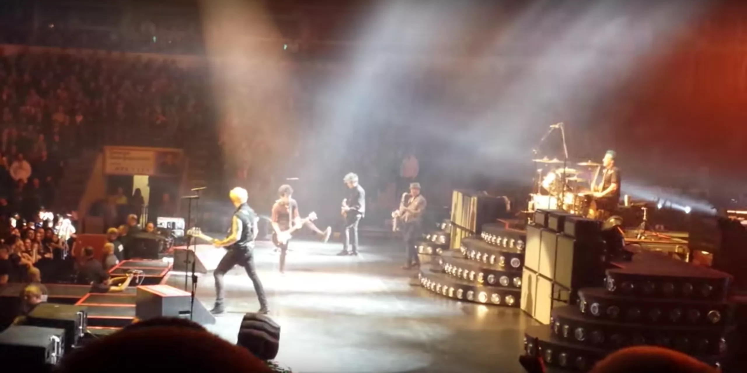 Se Green Day fremføre Chuck Berrys klassiker ”Johnny B. Goode” live