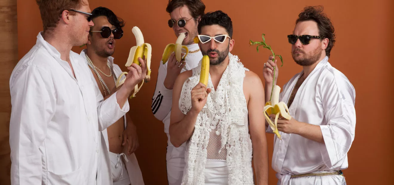 ANMELDELSE: Dragende delirøs disco-rock