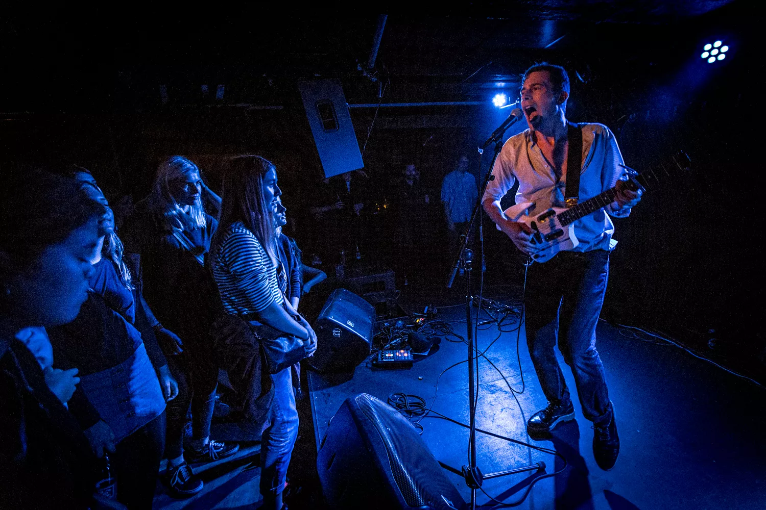 Umiddelbar lo-fi klæder Rhedins kitschprojekt 