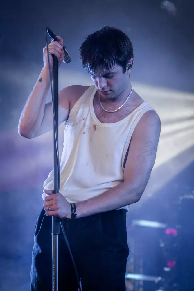 Grian Chatten i front for Fontaines D.C. på Roskilde Festival i sommeren '22. Foto: Mathias Bak Larsen