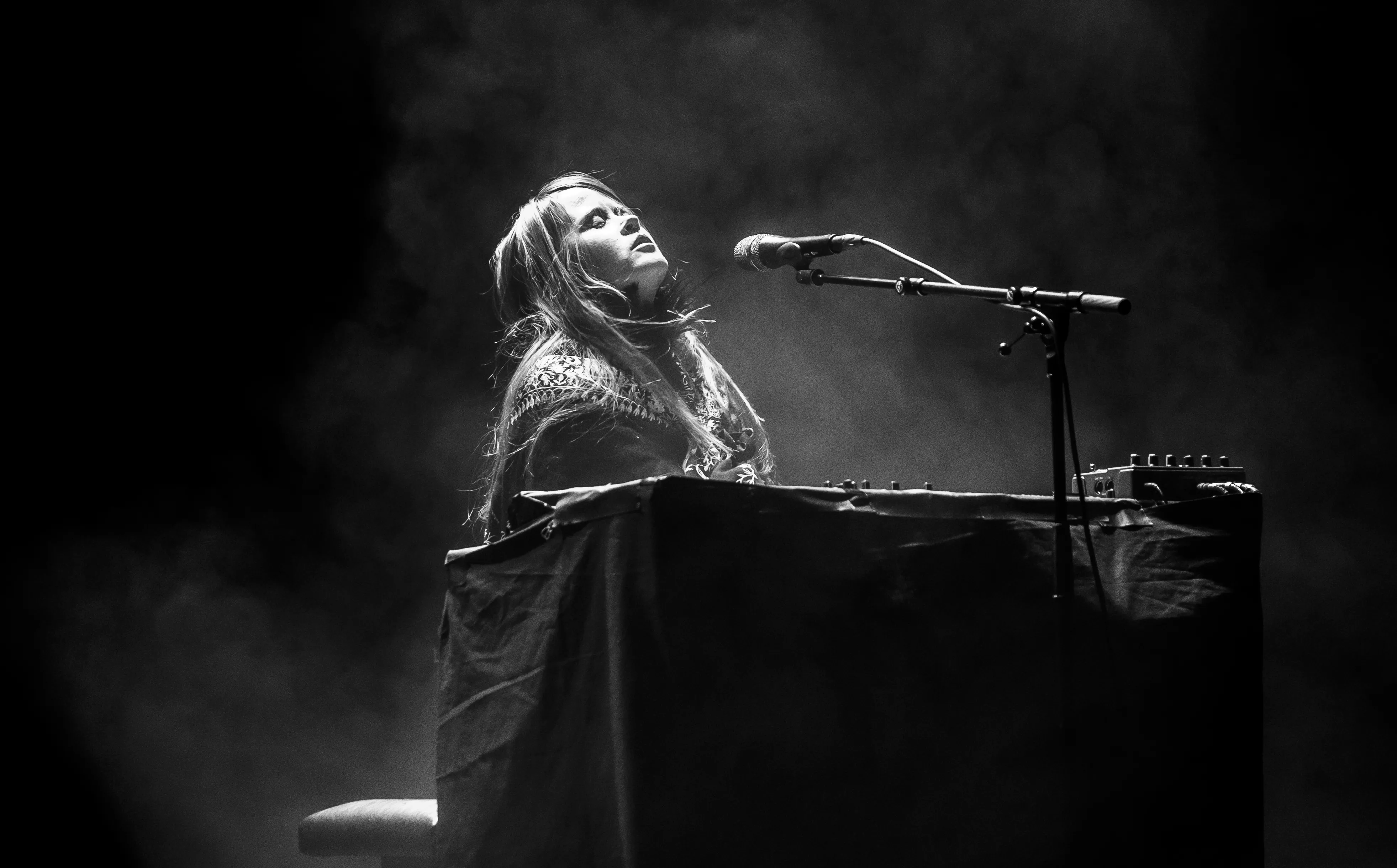 Ett malande och mullrande begravningståg