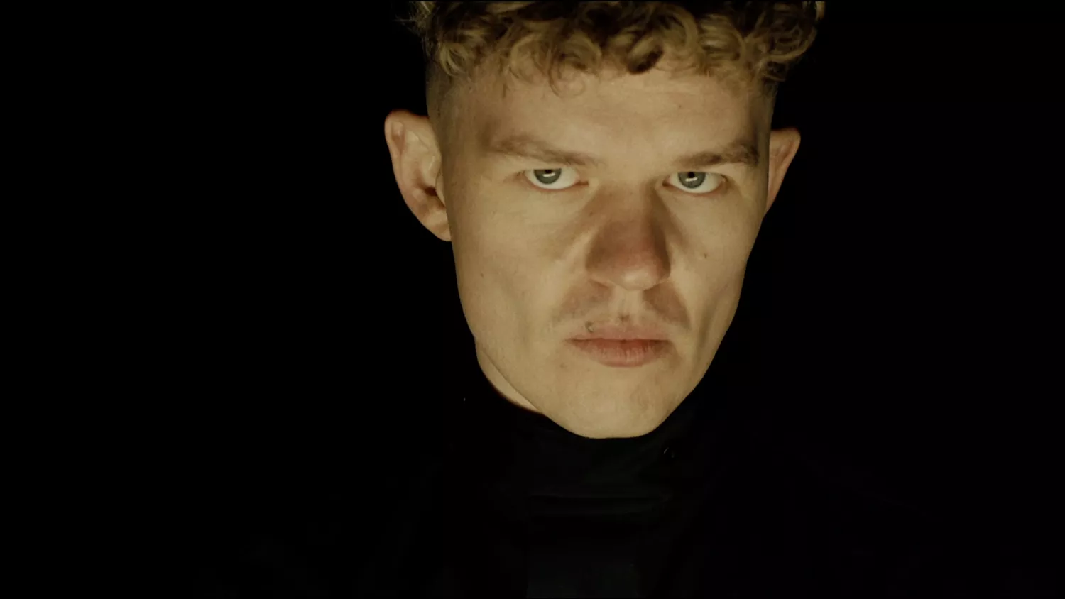 VIDEO: Saveus varmer op til premieren på "Marco Effekten"