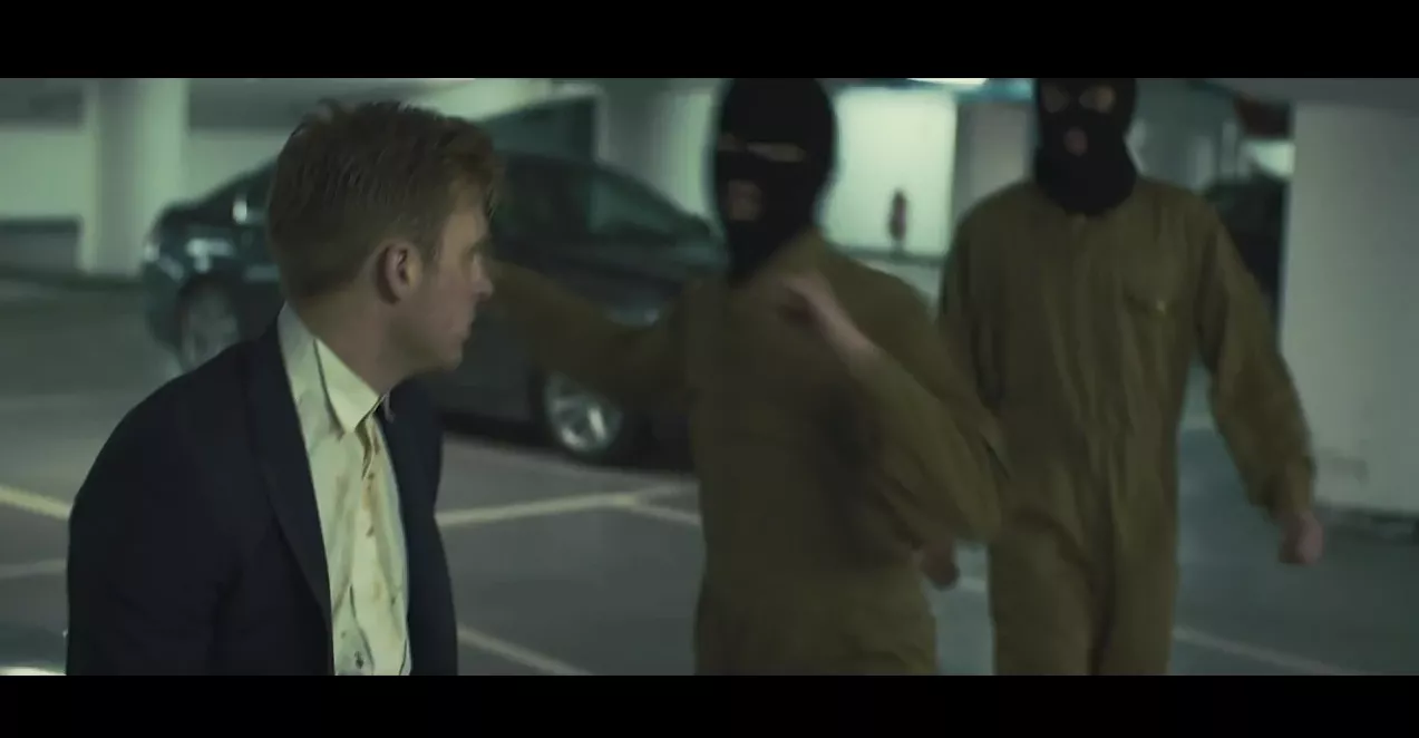 Se Gregersen få tæv i ny musikvideo