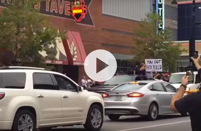 Video: Foo Fighters driller demonstranter med Rick Astley