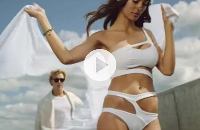 Se Christopher i kvindeligt selskab i farverig video