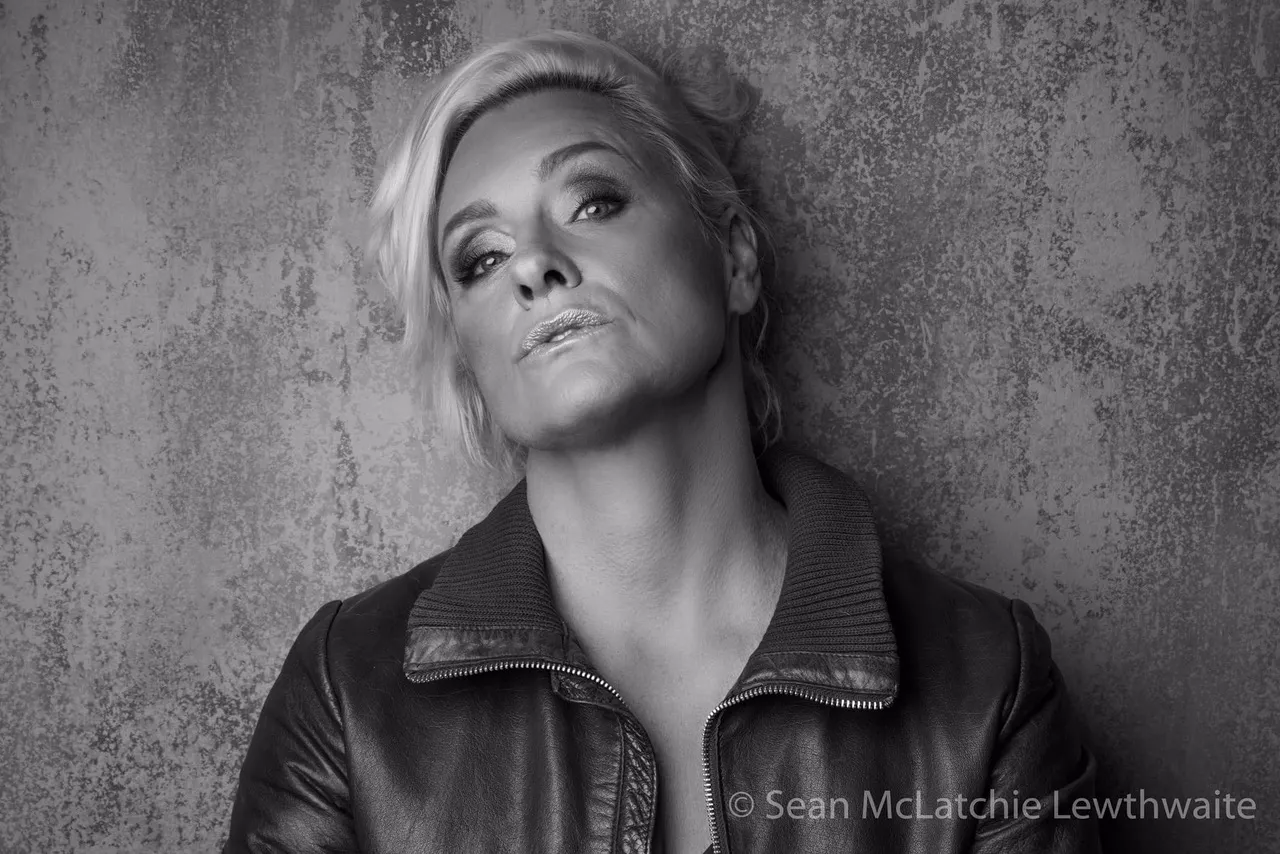 På frågan om vem som ska skriva låten om Regina Lund ballar det ur – totalt