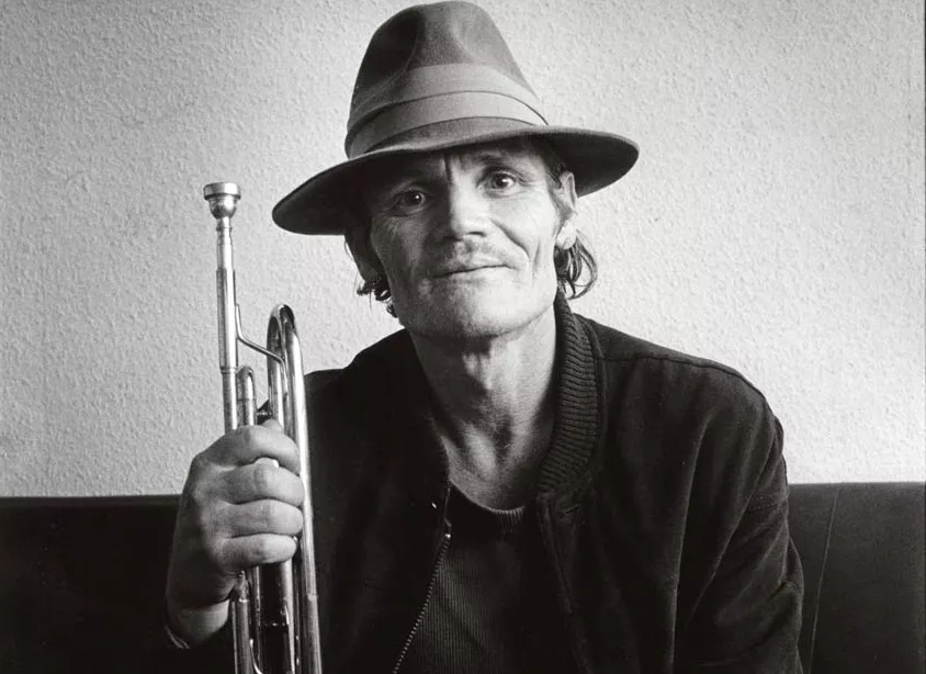 Hør Ethan Hawke synge Chet Baker-cover til ny film
