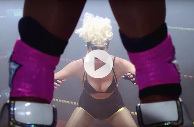 Vild video: Se Peaches få bank med Kim Gordon som brydetræner