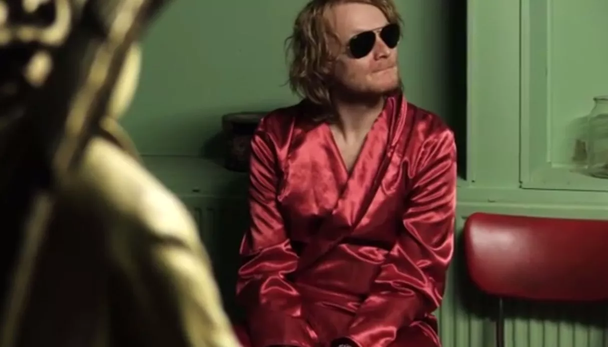 VIDEOPREMIÄR: Bräkne-Hoby – Bakhuvudet Mot Gatstenen