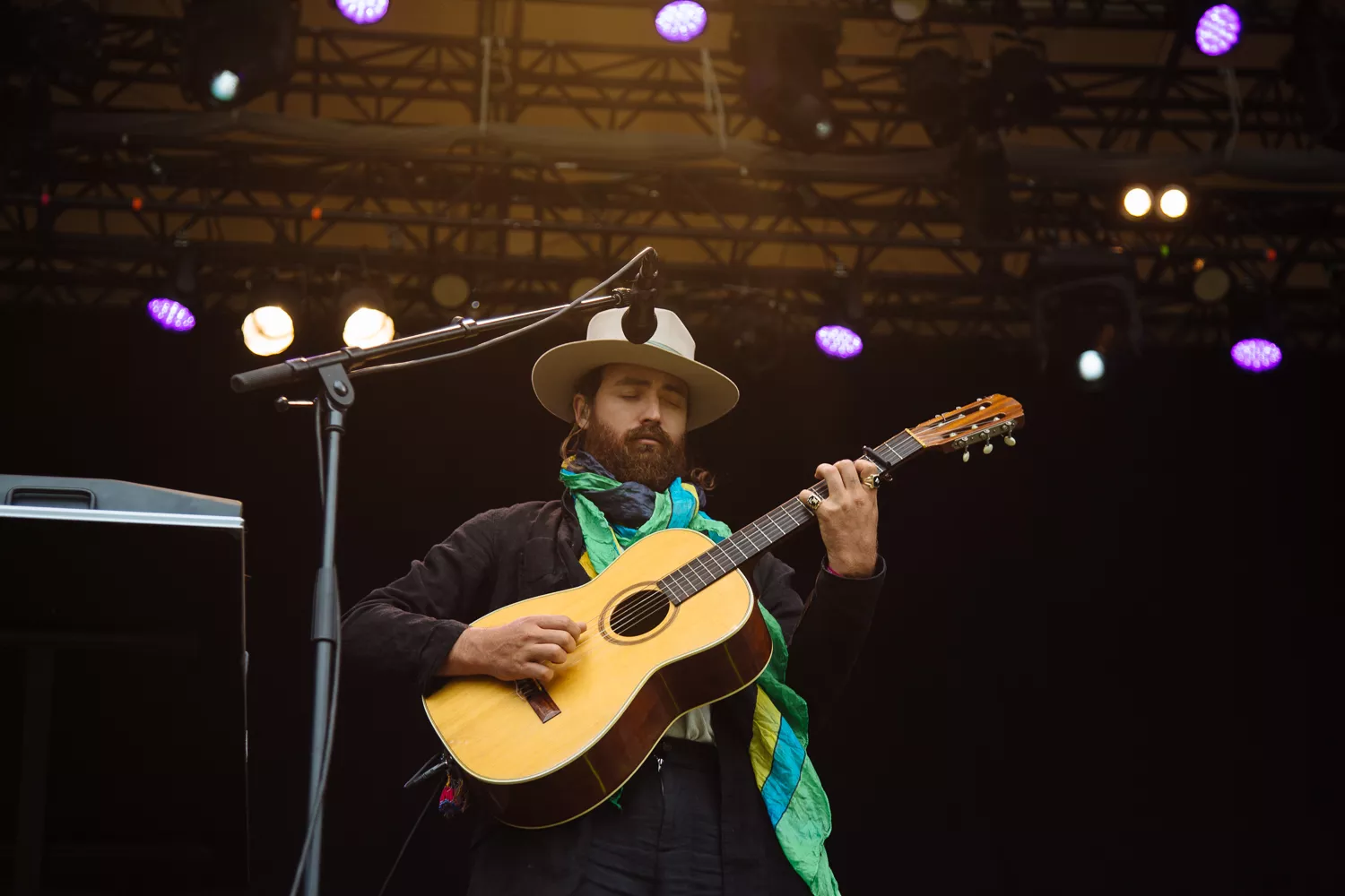 En vegg av synth og en stemme på den andre siden