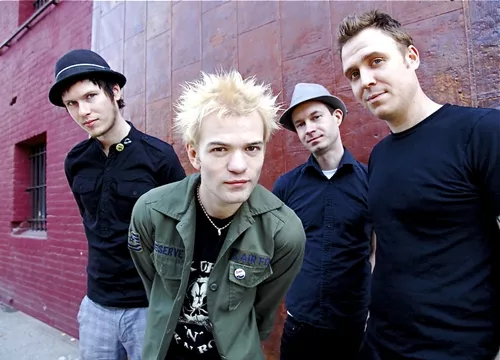 Sum 41-medlem inlagd på sjukhus