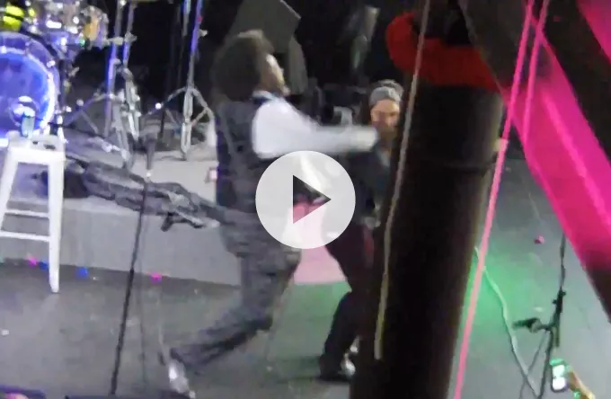 Se Afroman knockoute kvinde under koncert