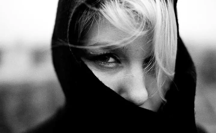 Premiere: The Familiar - Dark Eyes