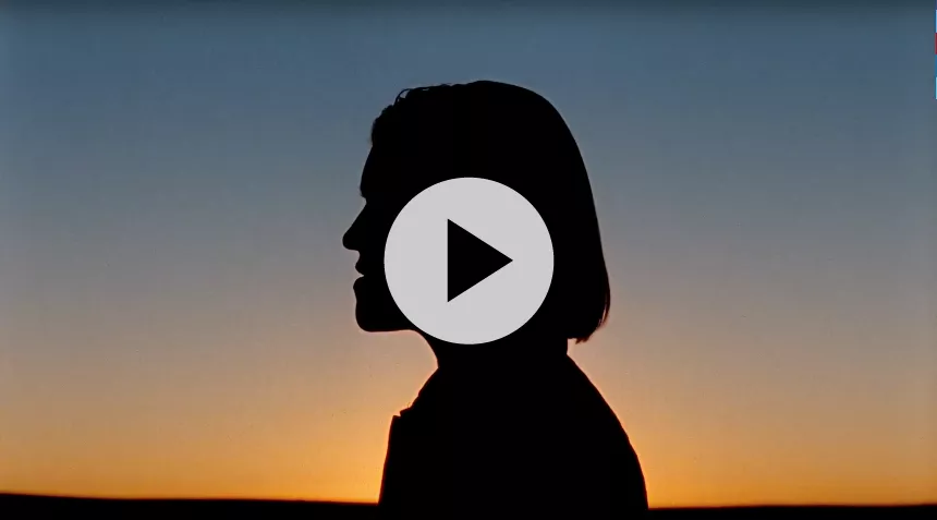 Se den nye flotte musikvideo fra The xx til singleforløberen "On Hold"