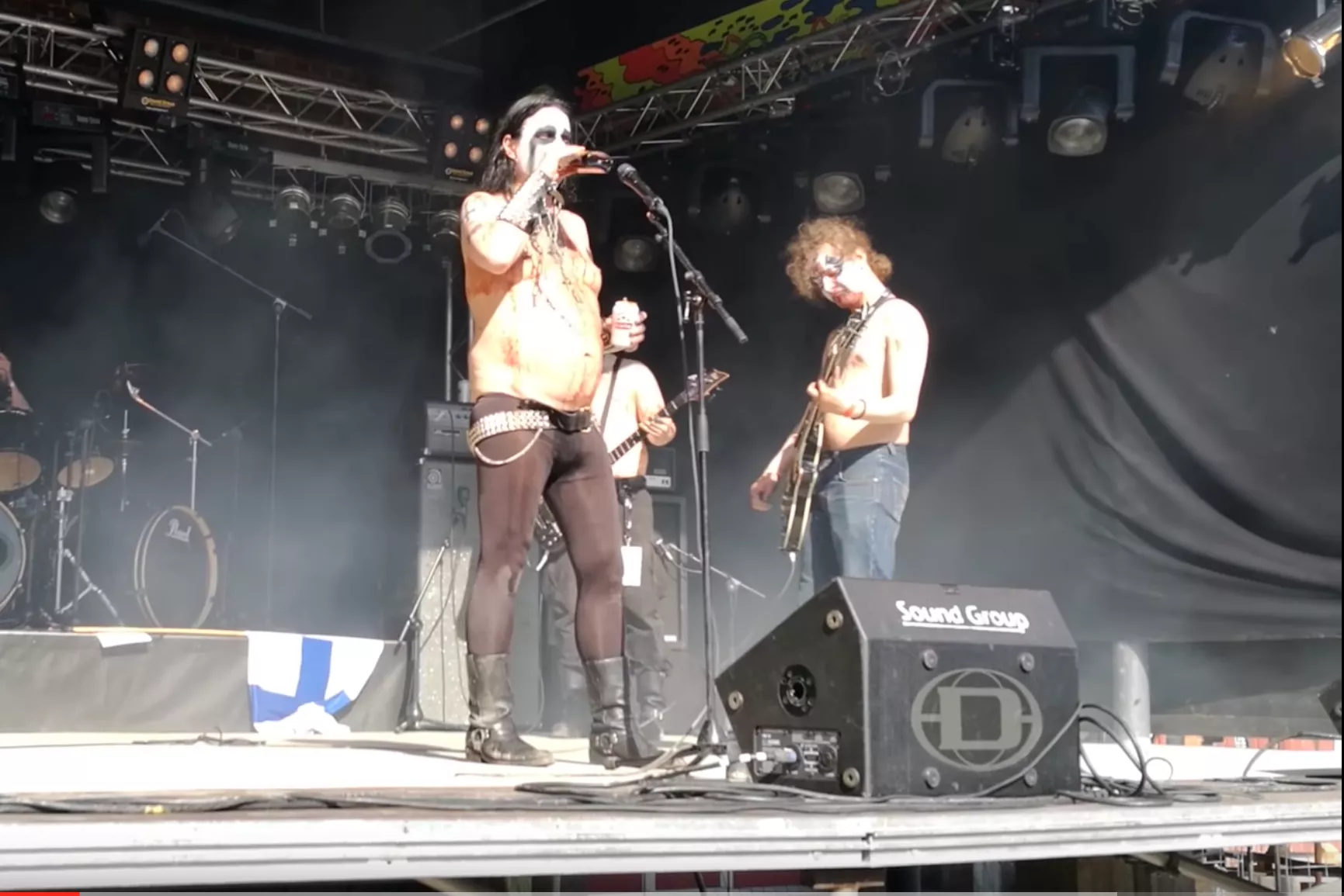 Se drängfulla metalsnubbar snubbla sig igenom en spelning