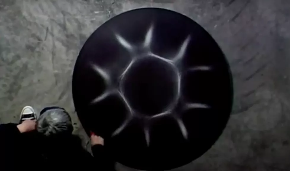 Kenichi Kanazawa visualiserar ljud via sand