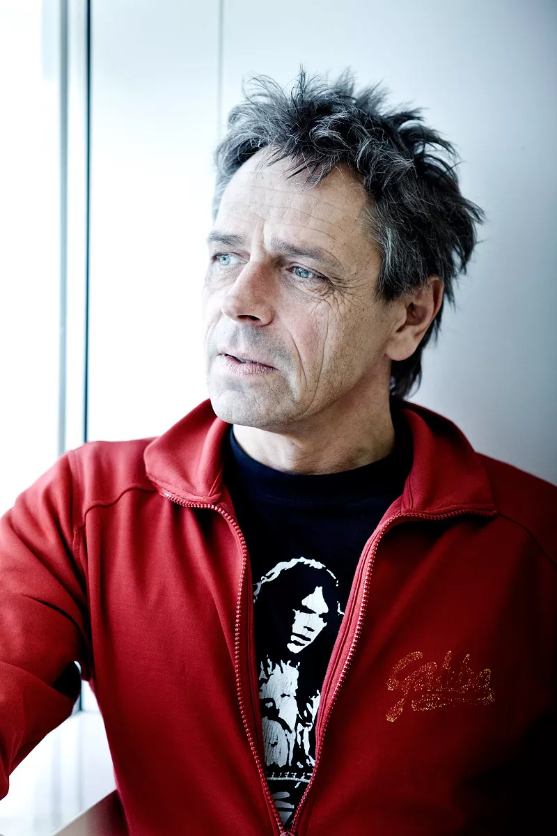 Michael Falch varmer op for John Hiatt