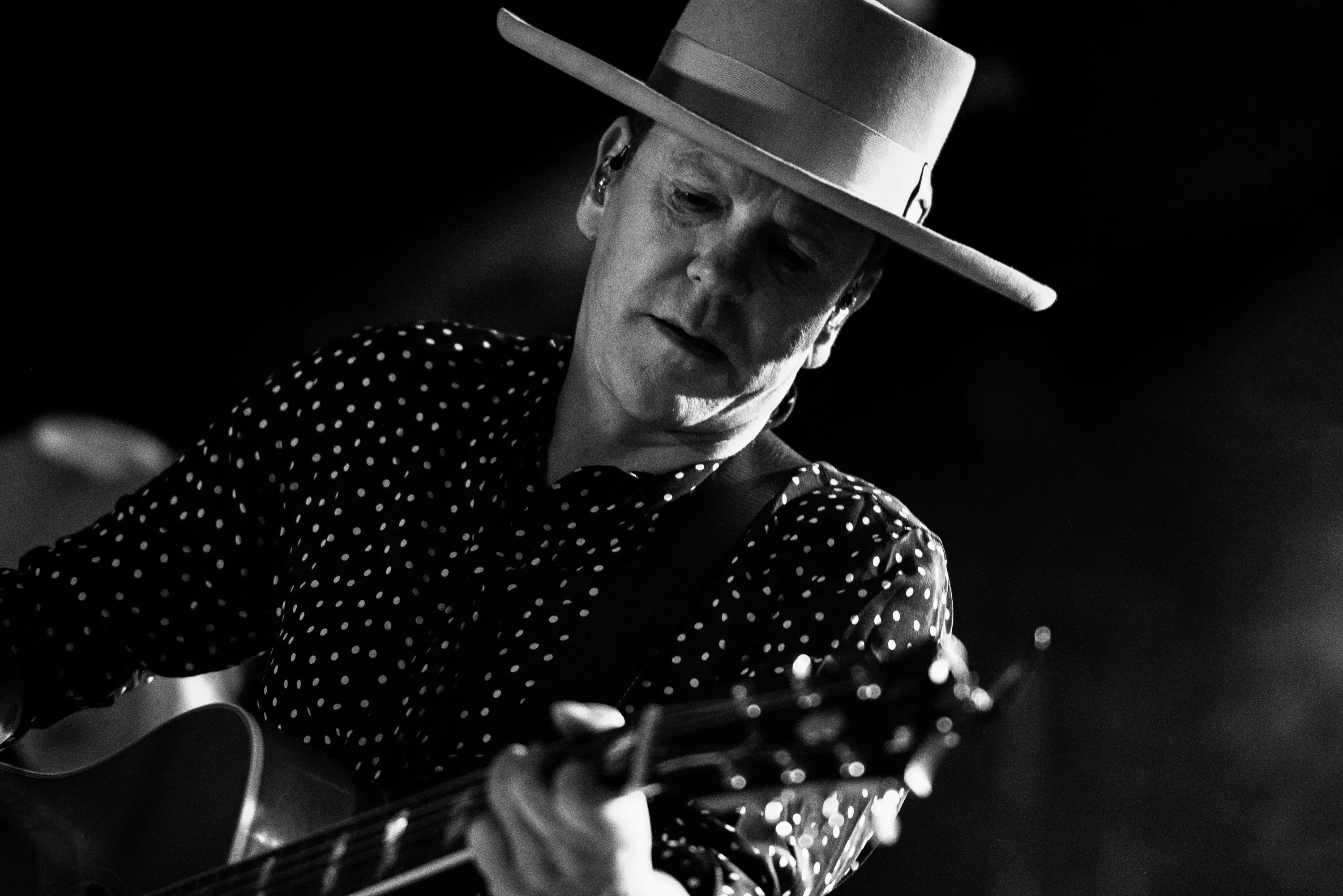 Kiefer Sutherland spiller erstatningskoncert 