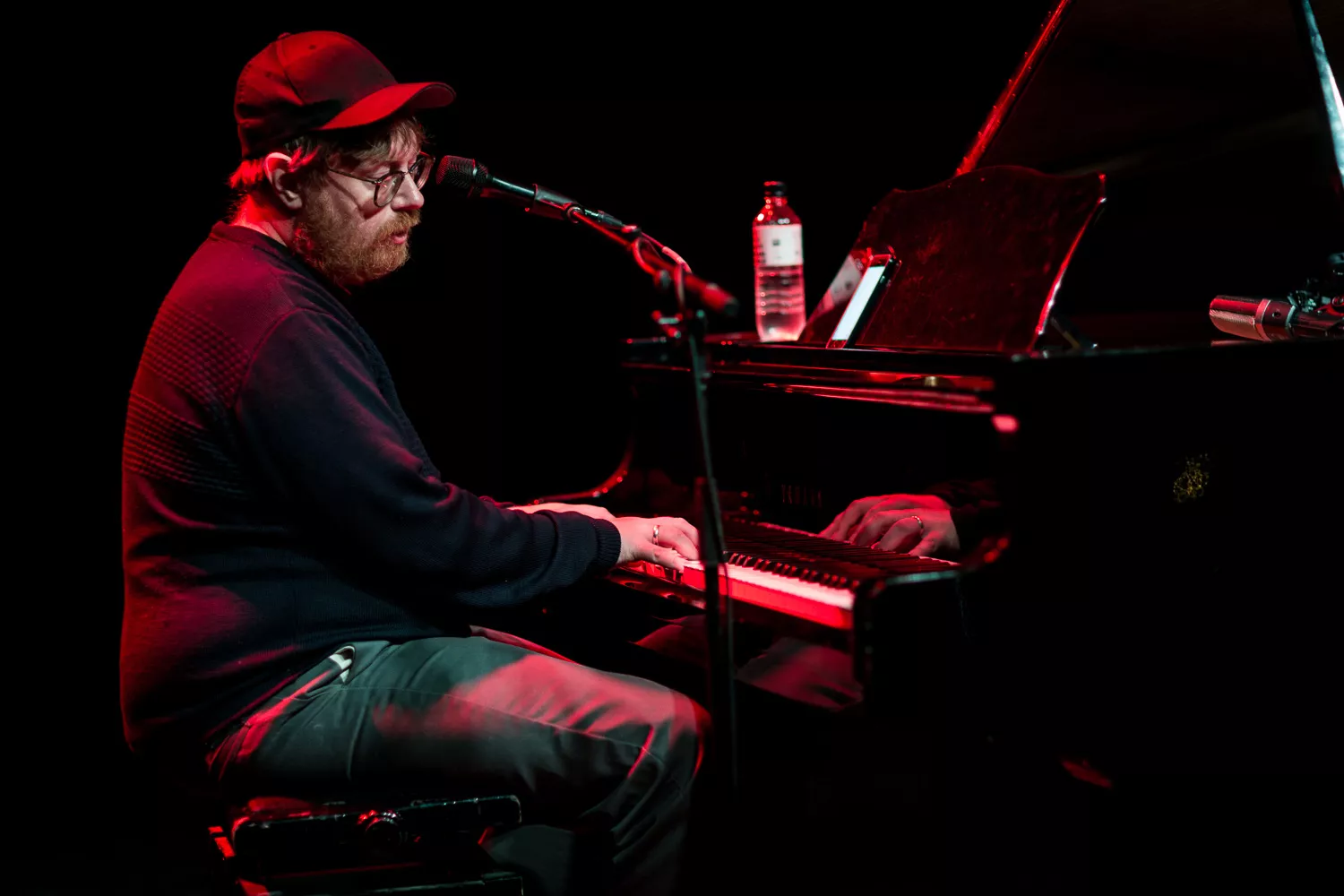 Stærke sange skrællet ind til benet