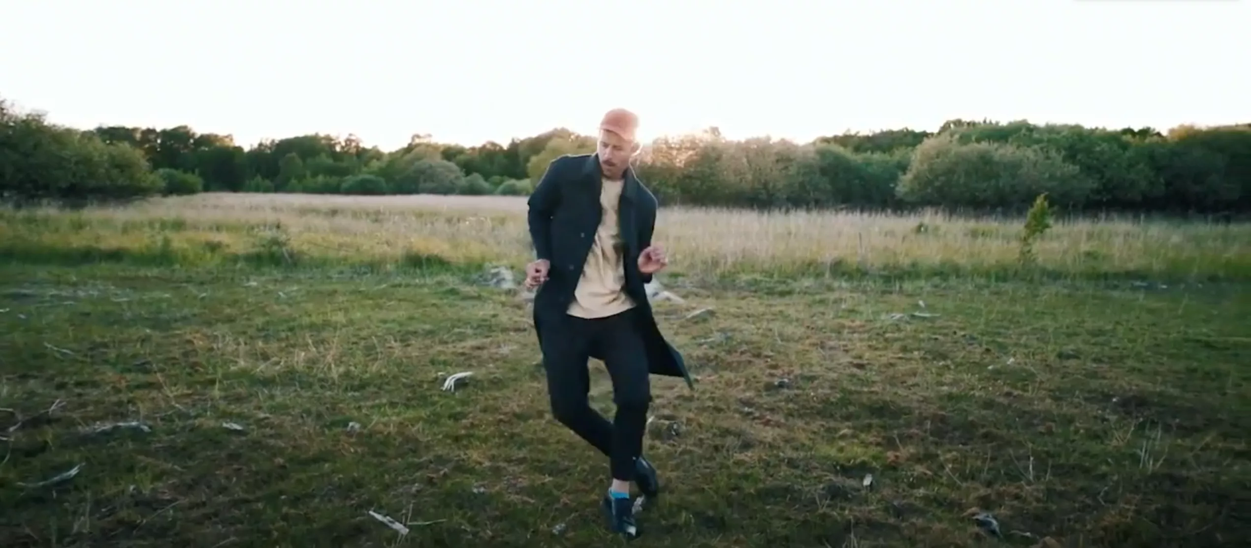 VIDEOPREMIERE: WhoMadeWho-vokalist synger dansk på første single i eget navn