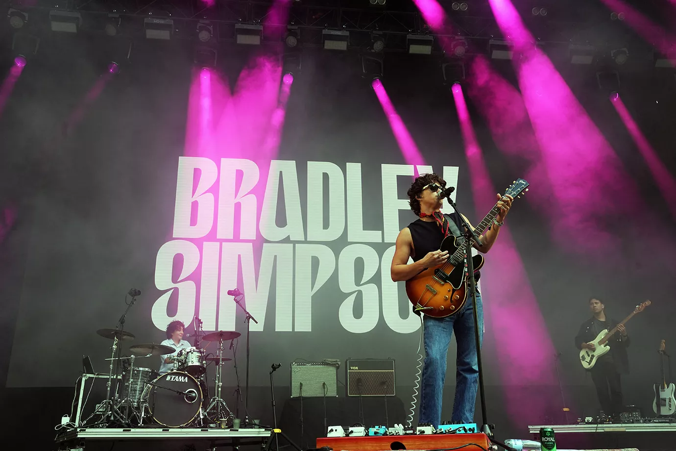 Britisk charme, selvironi og på dansk: "SKÅL!"