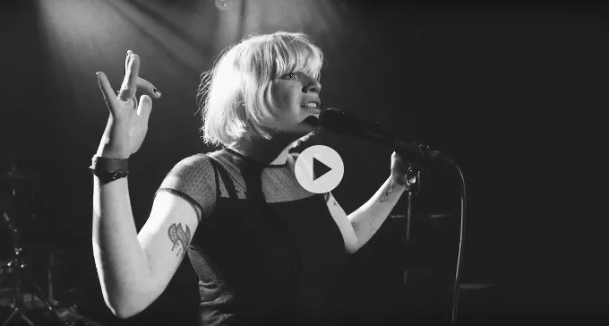 Se musikvideoen til NorthSide-aktuelle Katinkas fortolkning af Sort Sol