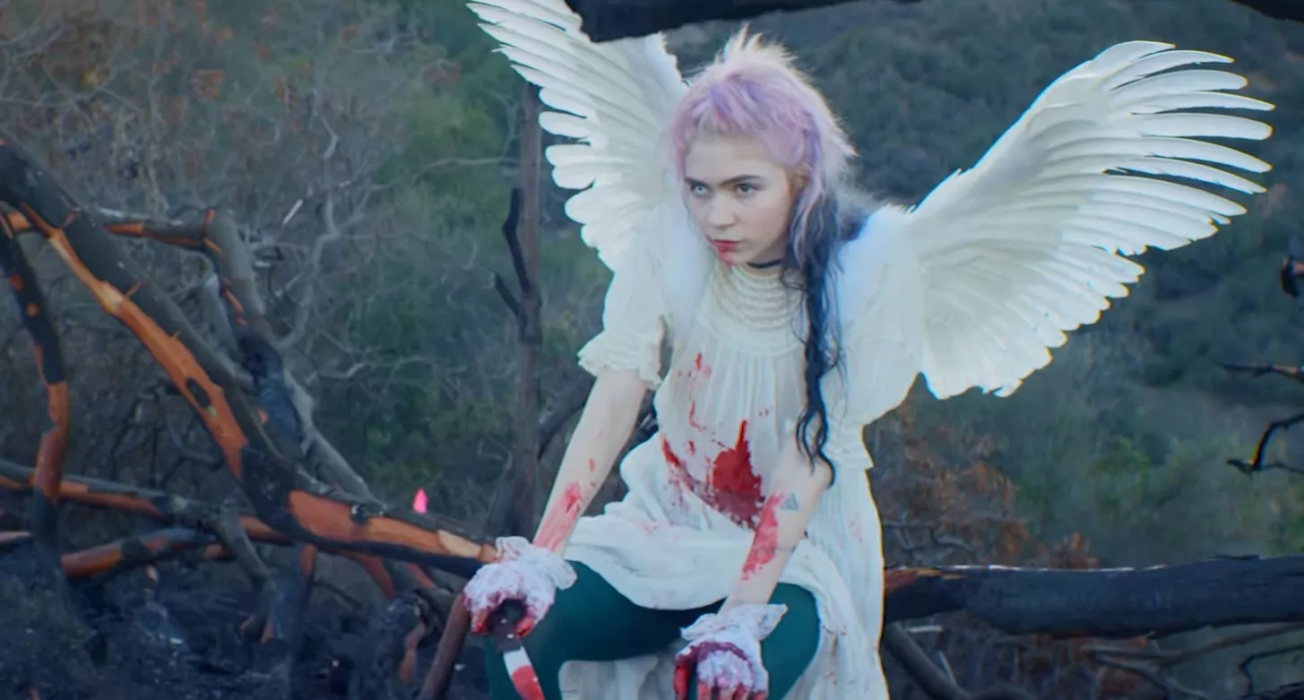 Se Grimes i ny og blodig musikkvideo