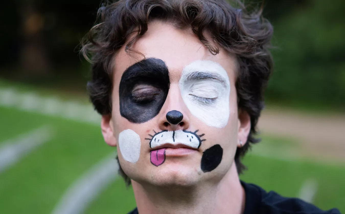 Gå tur med hundehvalpen ind i voksenlivet på debutalbummet "Hundeliv"