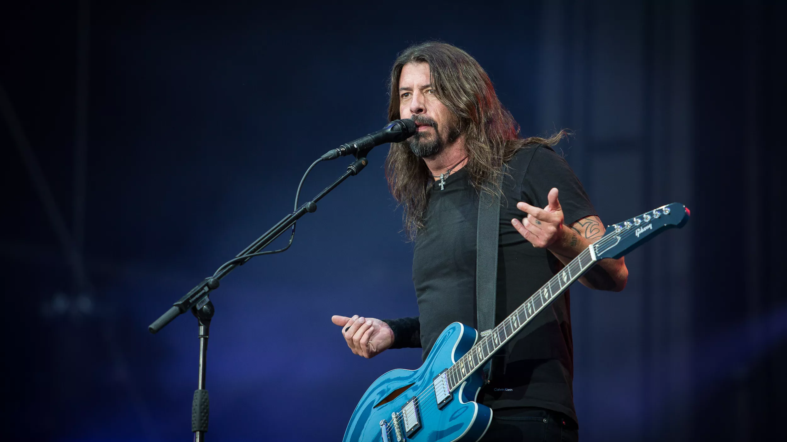 Se när Dave Grohl ramlar ned från scenen – igen 