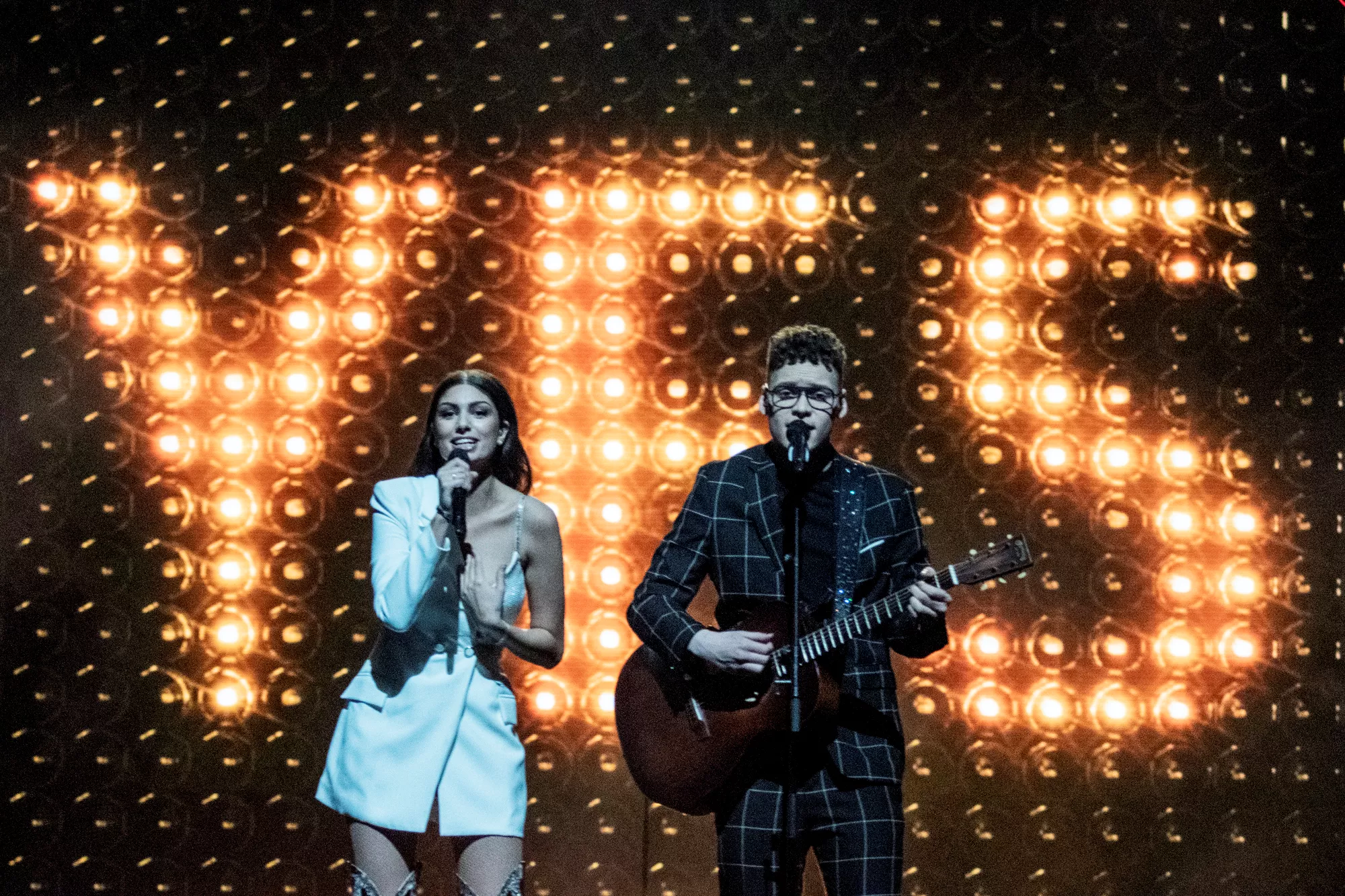 KÆMPE FOTOSERIE: Ung duo hiver sejren hjem til Dansk Melodi Grand Prix 2020