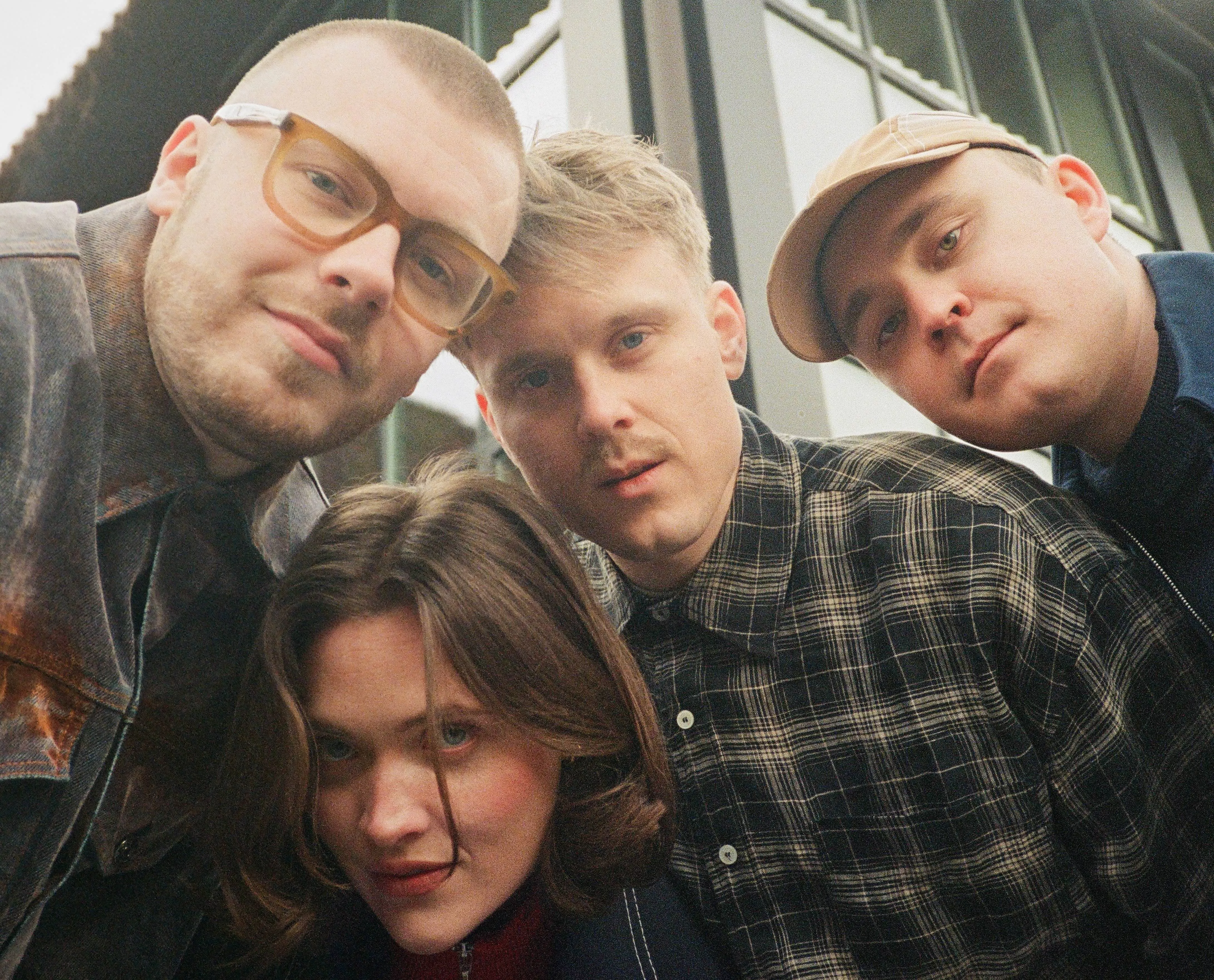 Helt i toppen af listen ligger Blæst med sangen "Elsker dig så meget", der blev det mest indtjenende nummer i 2025.