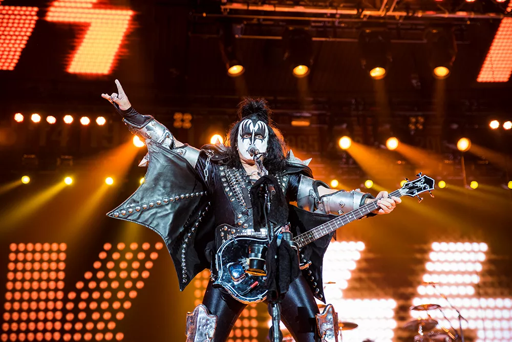 Sträcker ut en hand till ABBA-Benny